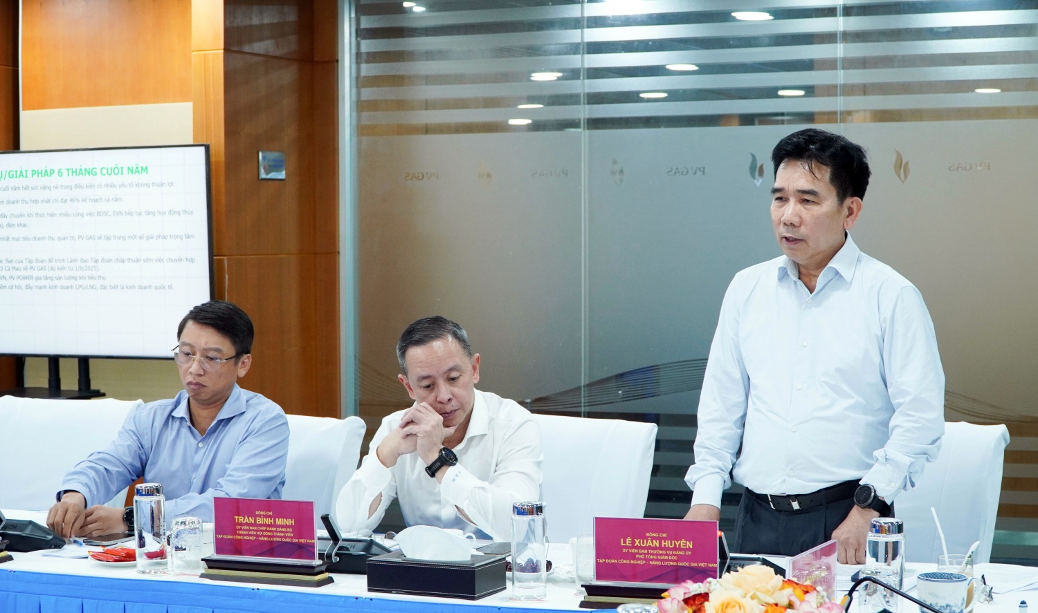 Phó Tổng Giám đốc Petrovietnam Lê Xuân Huyên trao đổi, góp ý tại buổi làm việc